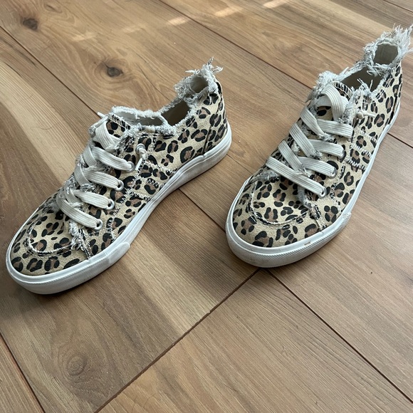 Leopard Print Casual Sneakers - Picture 3 of 4